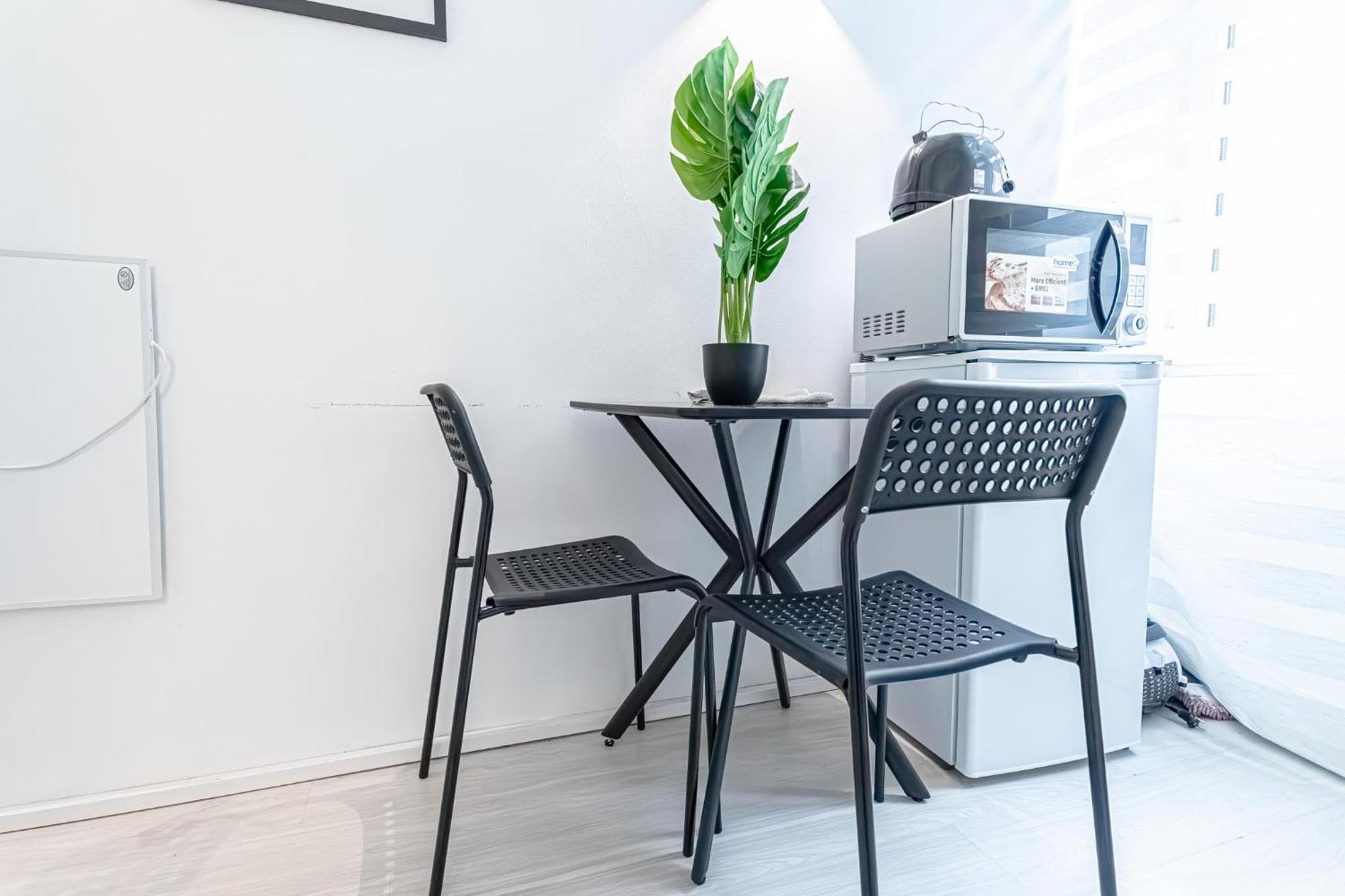 Apartment Danube Delight: Elegant Getaway Near Prater Stern Wien