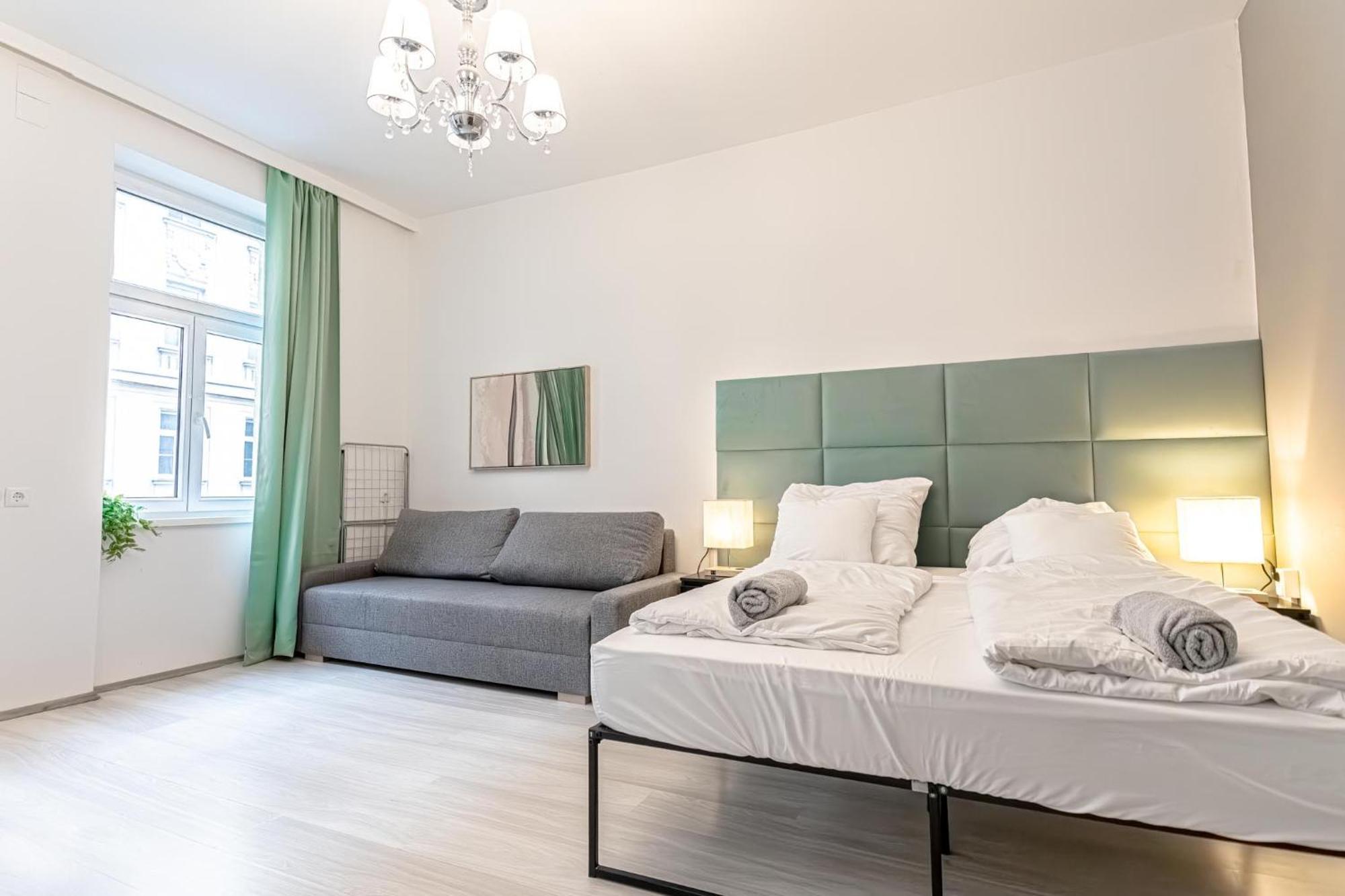 Danube Delight: Elegant Getaway Near Prater Stern Wien